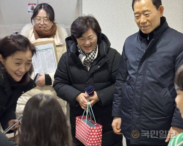 영안교회 10교구 새벽송 팀이 24일 경기도 구리 남예준·예은 어린이 집을 방문해 캐럴을 부른 뒤 선물을 전달하고 있다.