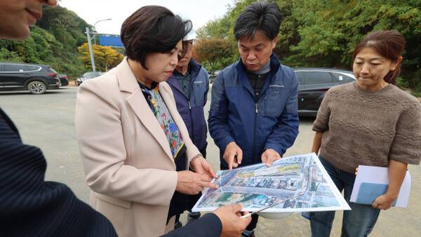 신계용 과천시장이 지정타 교통 문제를 점검 하고 있다. 과천시 제공