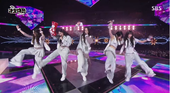뉴진스가 어도어와의 갈등 속에서도 감동적인 무대를 선보이며 팬들에게 잊지 못할 순간을 선사했다.사진=SBS ‘2024 SBS 가요대전’ 캡처