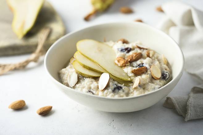 차갑게 먹는 ‘오버나이트 오트밀(over night oatmeal)’ [게티이미지벵크]