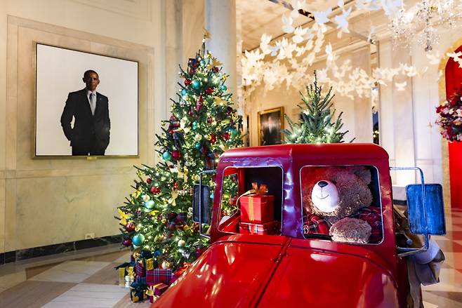 미국 워싱턴D.C. 백악관 입구 실내 홀에 전시된 크리스마스 장식. [EPA]
