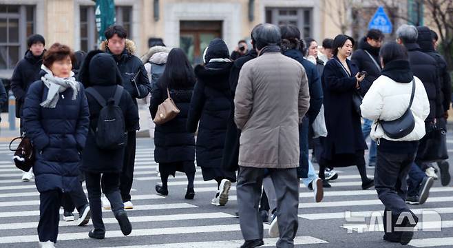 [서울=뉴시스] 김혜진 기자 =  아침 기온이 영하 10도 내외로 떨어지며 추운 날씨를 보인 23일 서울 종로구 광화문네거리에 두꺼운 옷차림을 한 시민들이 이동하고 있다. 2024.12.23. jini@newsis.com