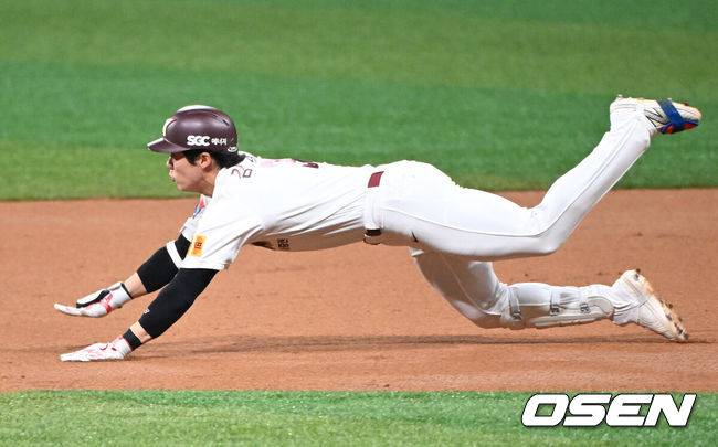 [OSEN=고척, 이대선 기자] 1회말 2사에서 키움 김혜성이 좌전 2루타를 치고 슬라이딩을 하고 있다. 2024.06.22 /sunday@osen.co.kr