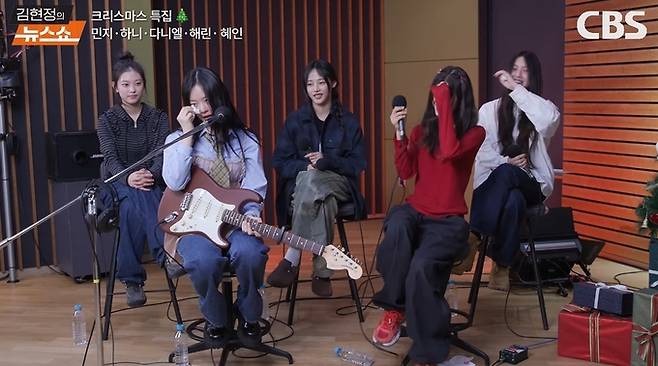 민지·하니·다니엘·해린·혜인이 25일 CBS 라디오 ‘김현정의 뉴스쇼’에 출연하고 있다. CBS 라디오 유튜브 채널 영상 캡처