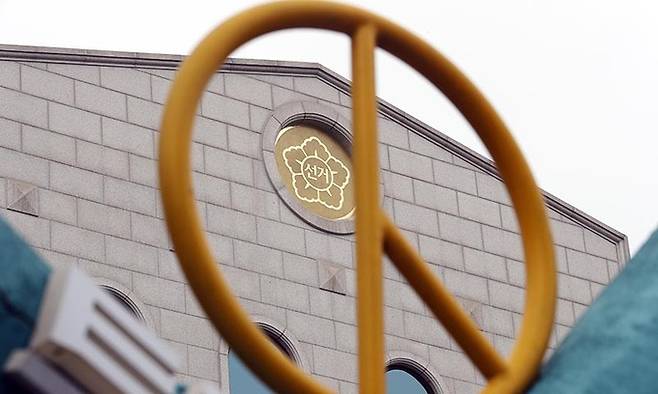 경기도 과천 중앙선거관리위원회 건물 앞 조형물 모습. 뉴시스