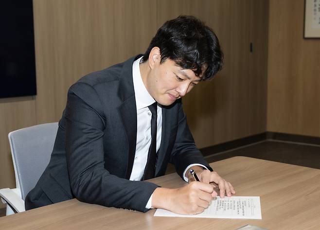 계약서에 사인하는 롯데 김원중. 롯데 자이언츠 제공