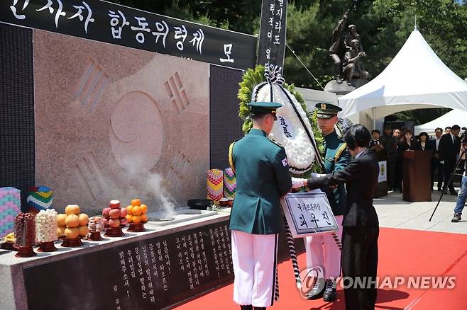 헌화하는 피우진 국가보훈처장 (서울=연합뉴스) 피우진 국가보훈처장이 31일 경기도 성남시 판교 충혼탑에서 열린 제12회 특수임무유공자회 합동위령제에서 헌화하고 있다. 2019.5.31 [국가보훈처 제공. 재판매 및 DB 금지]