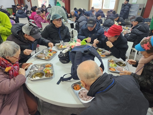 밥퍼나눔운동본부 식당에서 식사하는 어르신들 [촬영 이율립]