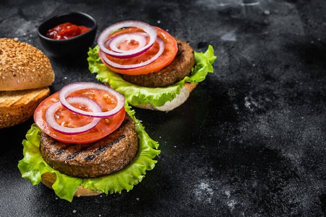 식물성 대체육을 먹는 채식주의자는 이러한 음식을 먹지 않는 채식주의자에 비해 우울증 위험이 높다는 연구 결과가 나왔다. [사진=게티이미지뱅크]