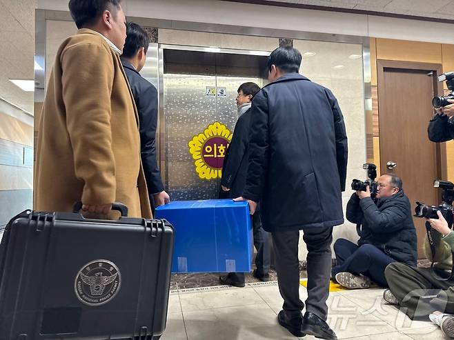 인천경찰청 반부패경제범죄수사대는 23일 인천시의회 교육위원회에서 '전자칠판' 납품 사업 관련 뇌물수수 혐의를 받는 조현영 인천시의원의 사무실을 압수수색한 뒤 관련 자료를 상자에 담아 나오고 있다. 2024.12.23/뉴스1 ⓒ News1 박소영 기자