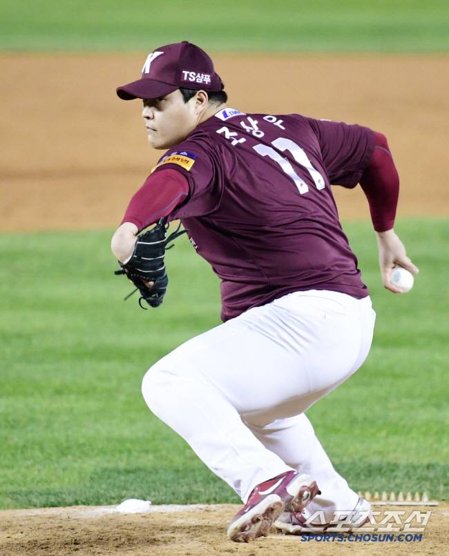 1일 서울 잠실야구장에서 두산과 키움의 와일드카드 결정전 1차전 경기가 열렸다. 키움 조상우가 투구하고 있다. 잠실=송정헌 기자 songs@sportschosun.com/2021.11.01/