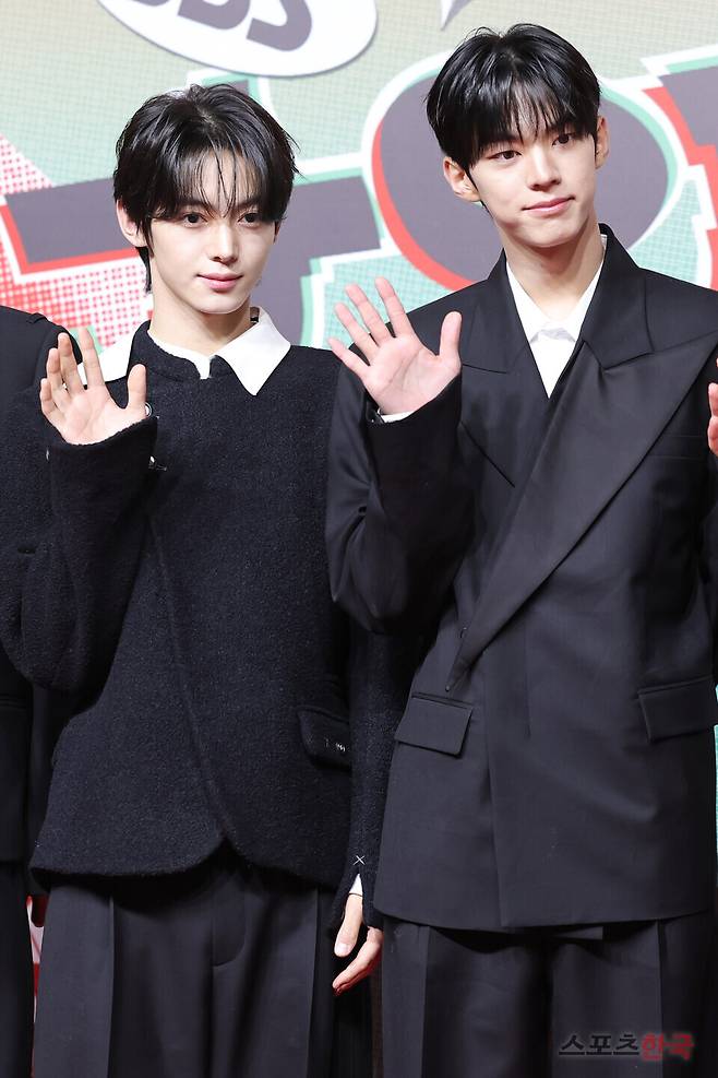 '2024 SBS 가요대전' 레드카펫 행사에 참석한 투어스 한진, 도훈. 24.12.25. ⓒ이혜영 기자 lhy@hankooki.com