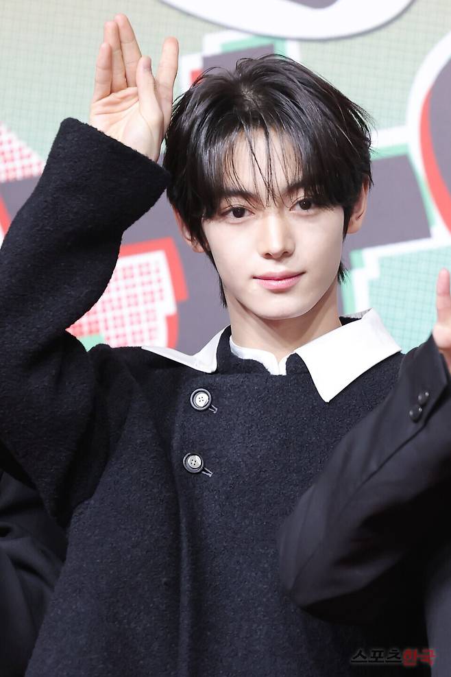 '2024 SBS 가요대전' 레드카펫 행사에 참석한 투어스 한진. 24.12.25. ⓒ이혜영 기자 lhy@hankooki.com