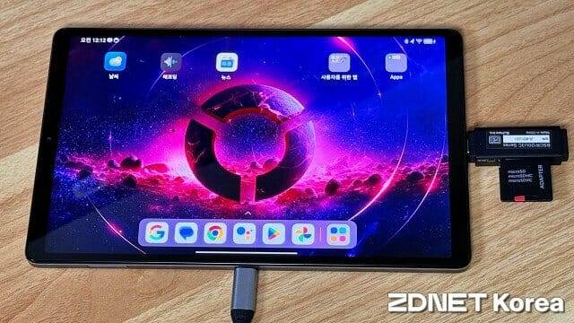 USB-C 단자를 가로/세로 방향으로 하나씩 탑재했다. (사진=지디넷코리아)