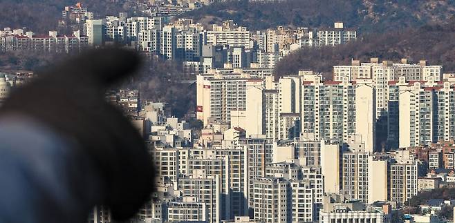 내년 국내 주요 건설사 25곳이 전국에서 분양 예정인 아파트가 14만6000여 가구로 집계돼 2000년 이후 최저치로 나타났다. 내년 아파트 입주 물량(26만 3000여 가구)도 11년 만에 가장 적어 주택 공급 부족 우려가 커지고 있다. 사진은 24일 서울 남산에서 바라본 서울 시내 아파트 밀집 지역. /뉴시스