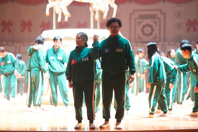 용식(양동근)과 그의 엄마(강애심)는 빚을 갚기 위해 오징어 게임에 참가했다. /넷플릭스