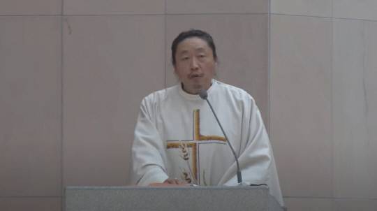 김용태 마태오 신부가 대흥동 성당에서 열린 천주교대전교구 시국기도회에서 시국미사를 집전하고 있다. 천주교대전교구 유튜브 갈무리