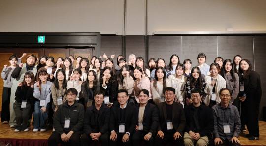 MobiSec'24에 참여해 단체 기념사진을 촬영하는 성신여대 융합보안공학과, 미래융합기술공학과 연구팀.