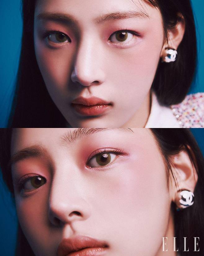 레 베쥬 아이섀도우 팔레트, 쿨에 든 시머리 베이지 컬러를 베이스 섀도로 눈꺼풀 전체에 바른 다음 오버진 컬러를 눈앞머리부터 쌍꺼풀 안쪽 라인에 흩뿌리듯 블렌딩해 준다. N°1 DE CHANEL 레드 까멜리아 립 앤 치크 밤, 2 헬시 핑크로 뺨을 물들인 뒤  루쥬 코코 플래쉬, 90 쥬르를 입술에 고루 바르면 완성. 사용 제품은 모두 Chanel. 이어링은 Chanel.