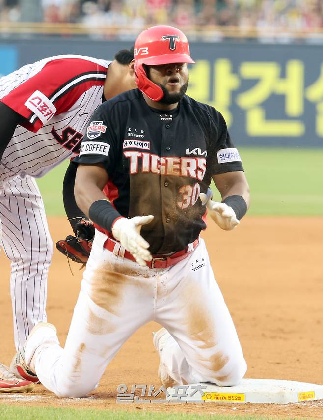 18일 오후 서울 잠실야구장에서 열린 프로야구 KIA와 LG 경기. KIA 소크라테스가 4회 선두타자로 나와 좌중간 3루타를 날리고 베이스에 안착한 뒤 기뻐하고 있다. 잠실=정시종 기자 /2024.08.18.