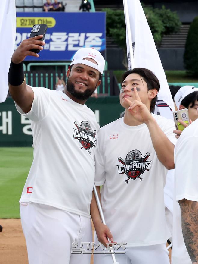 KIA타이거즈가 17일 오후 인천SSG랜더스필드에서 열린 SSG랜더스와의 경기에서 0대 2 패배에도 2위 삼성의 두산전 패배로 졍규리그 우승을 확정지었다. 경기 후 소크라테스, 김도영 등 KIA선수들이 그라운드에서 셀피를 찍으며 자축하고 있다. 인천=김민규 기자 /2024.09.17/