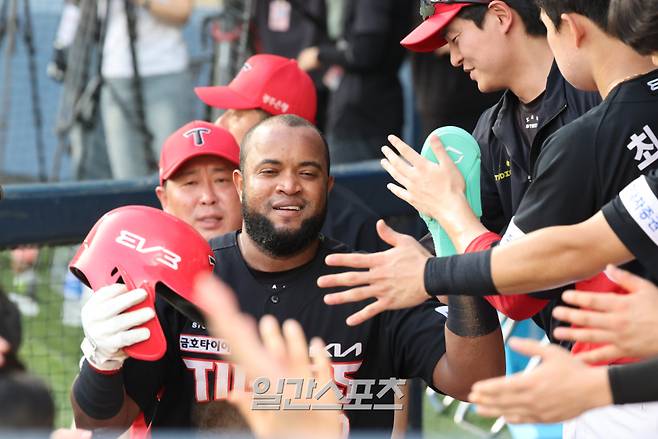 18일 오후 서울 잠실야구장에서 열린 프로야구 KIA와 LG 경기. KIA 소크라테스가 4회 선두타자로 나와 좌중간 3루타로 출루, 후속 이우성의 2루타 때 득점한 뒤 동료들의 축하를 받고 있다. 잠실=정시종 기자 /2024.08.18.