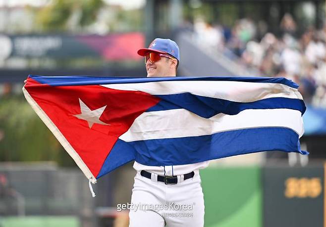 2023 WBC에 출전한 마르티네스가 쿠바 국기를 흔들고 있다. 게티이미지