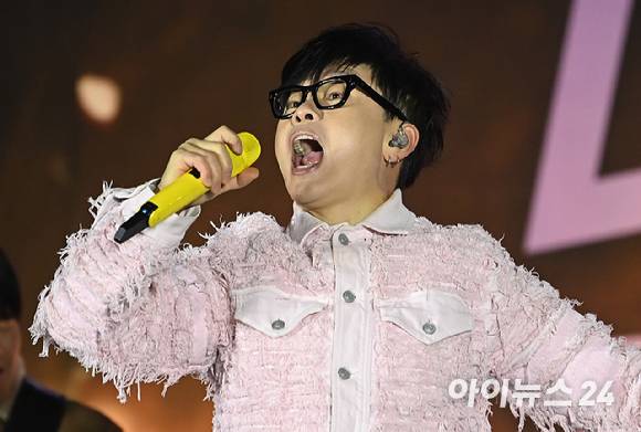 가수 이승환이 지난 13일 서울 영등포구 산업은행 본점 앞에서 열린 '내란수괴 윤석열 즉각 탄핵! 즉각 체포! 탄핵촛불문화제'에서 공연을 하고 있다. [사진=곽영래 기자]