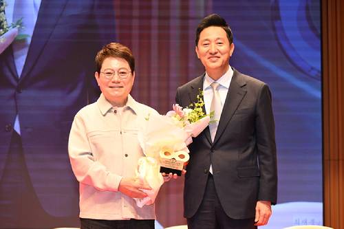 지난 3일 안전환경 분야 명예시장에 위촉된 한문철 변호사와 오세훈 서울시장이 기념 촬영을 하고 있다. [사진=서울시]