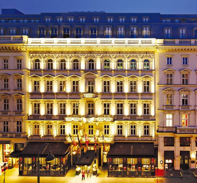 오스트리아 빈의 호텔 자허는 1876년 문을 열어 수많은 유명 인사가 다녀간 도시의 상징이 됐다. 올해 미쉐린가이드가 선정한 최고 등급의 호텔 ‘미쉐린 3키’로 선정됐다.  호텔 자허 제공