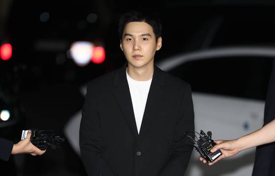 BTS member Suga arrives for questioning on Aug. 23 over driving an electric scooter under the influence of alcohol in Yongsan District, central Seoul. [YONHAP]