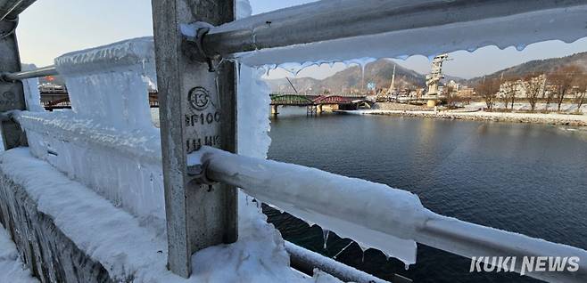 아침 기온이 영하권으로 뚝 떨어진 26일 오전 2025 화천산천어축제가 열리게 될 강원 화천군 화천천 인근에 고드름이 얼어있다.