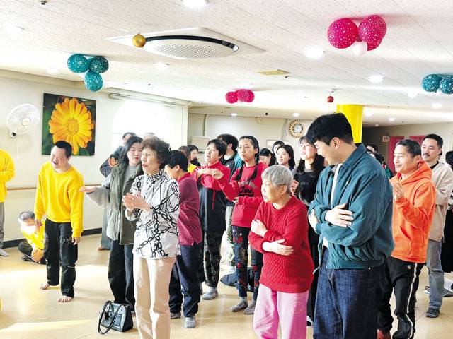 일명 '천사'로 불리는 중증장애인들과 라이트하우스일산교회 성도들이 25일 경기도 고양 천사의집에서 함께 찬양하며 율동을 하고 있다. 천사의집 제공