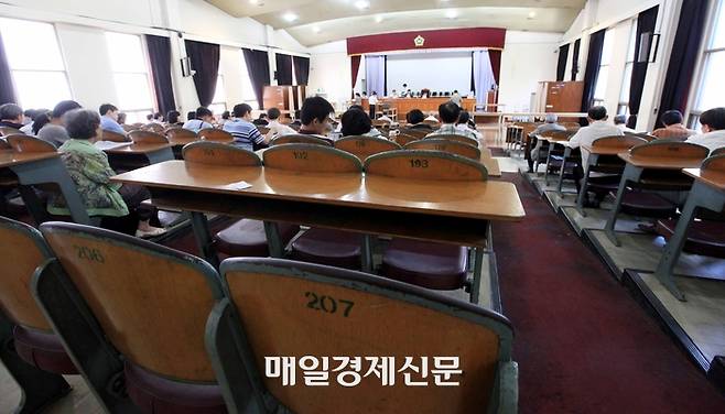 부동산 경기 침체가 장기화되며 강남3구 경매시장에도 찬바람이 불고 있다. 좌석이 텅 빈 경매법정 모습 [김호영 기자]