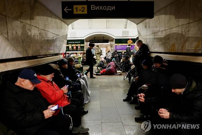 25일(현지시간) 우크라이나 수도 키이우에서 공습 경보가 울리면서 시민들이 지하철역에 대피해있다. <사진=로이터 연합뉴스>