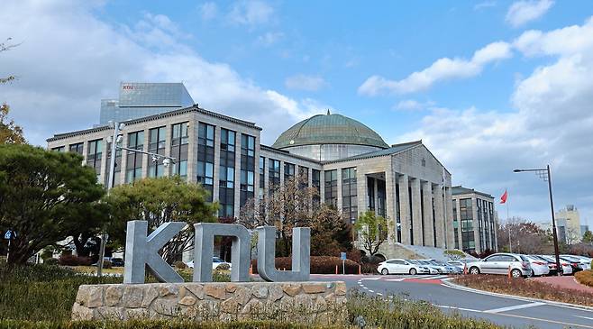 경북대 본관 전경.  경북대