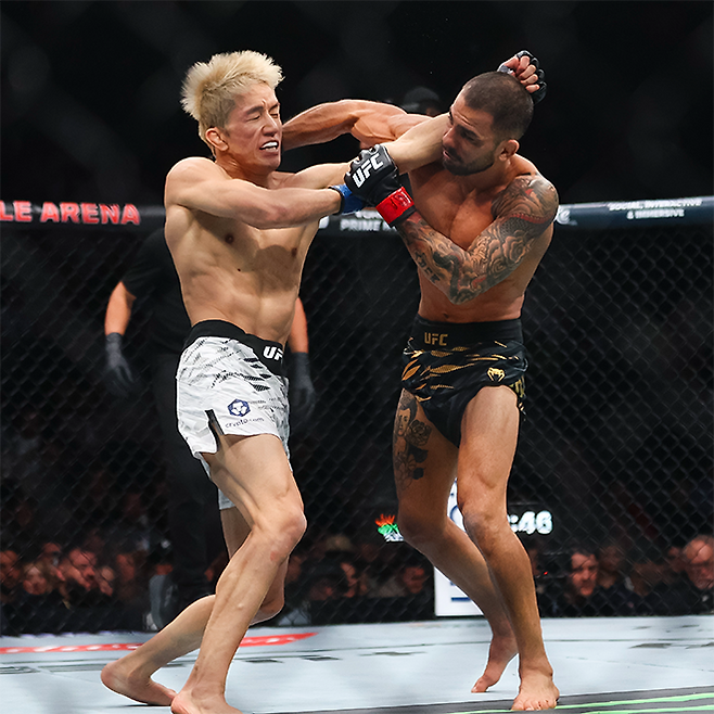 아사쿠라 가이(왼쪽) 펀치가 빗나가는 동안 제7대 UFC 플라이급 챔피언 알레샨드리 판토자 공격이 적중하고 있다. 사진=AP=연합뉴스 제공