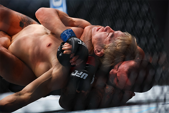 아사쿠라 가이가 제7대 UFC 플라이급 챔피언 알레샨드리 판토자의 맨손조르기에 당하고 있다. 사진=AP=연합뉴스 제공