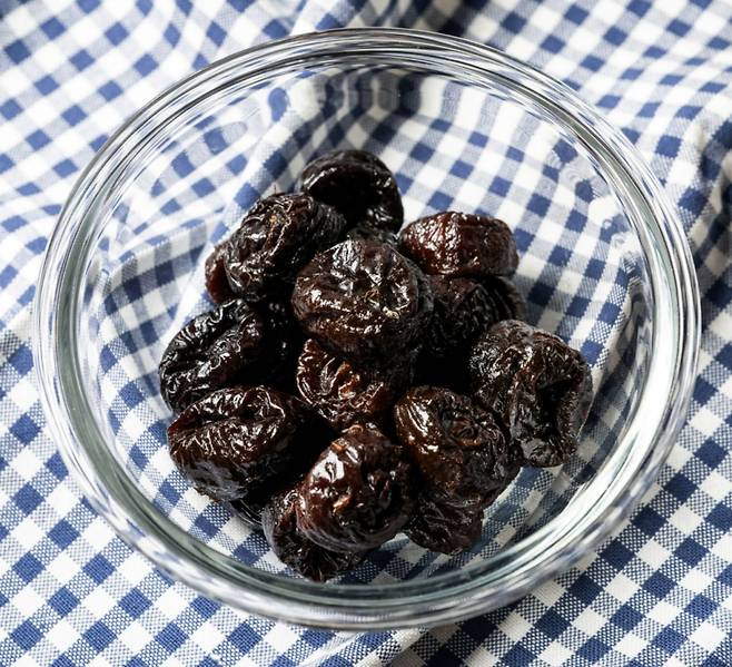 푸룬 100g엔 10알 정도로, 하루 한 줌만 먹어도 심장·혈관·장 건강을 지키는 데 도움 될 수 있다. /사진=캘리포니아푸룬협회