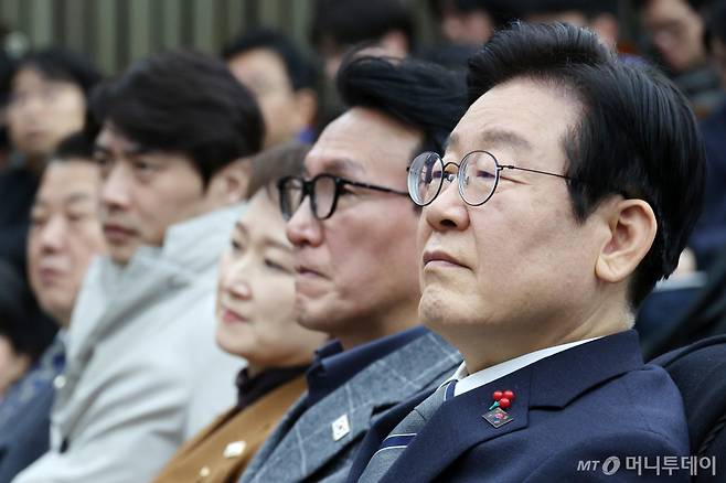 [서울=뉴시스] 조성우 기자 = 이재명(오른쪽) 더불어민주당 대표가 24일 오후 서울 여의도 국회에서 열린 의원총회에서 박찬대 원내대표 발언을 듣고 있다. 2024.12.24. xconfind@newsis.com /사진=조성우