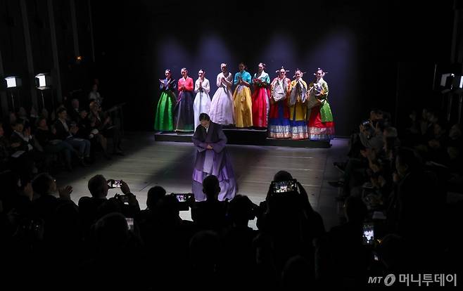 (파리=뉴스1) 이준성 기자 = 5일(현지 시간) 프랑스 파리 주프랑스 한국문화원(원장 이일열)에서 열린 제25회 한불 문화상(Prix Culturel France-Cor?e) 시상식에서 '한국의 미'를 소개하는 한복 패션쇼를 선보이고 있다.  한불 문화상은 프랑스 내 한국 문화예술을 널리 알리고 발전시키는 데 공헌한 개인이나 단체에게 수여하는 상으로, 후원사인 루이뷔통모에헤네시(LVMH) 그룹과 파리시립미술관 홍보국장, 예술 평론가, 한국 학자, 프랑스 대학 교수 등 프랑스 문화계 및 한국 관련 주요 인사로 구성된 심사위원단 5명이 심사해 선정한다.  올해는 프랑스태권도연맹과 아시아 영화 전문가인 바스티안 메르손이 공동 수상했다. 수상자는 각각 5천 유로(약 750만 원)의 상금이 주어진다.  문승현 주프랑스 한국대사는 "문화예술은 양국 국민 간 서로를 이해하고 가깝게 느끼게 만드는 점에서 중요한 의미를 갖는다"며 "2026년 한-프 수교 140주년을 앞두고 문화교류가 양국 관계의 중요한 축으로 기능할 수 있도록 문화예술계 인사들의 많은 관심을 부탁드린다"고 말했다.  시상식에 이어 열린 K-Soir?e(한국의 밤)에서는 샴페인과 간단한 한식 뷔페를 마련해 참석자 간 네트워크의 장을 마련했다.  이날 행사에는 카트린 뒤마 상원의원, 자크 랑 전 문화부 장관, 플뢰르 펠르랭 전 문화부 장관 등 문화예술계 저명 인사 약 120여 명이 참석했다. 2024.12.6/뉴스1  Copyright (C) 뉴스1. All rights reserved. 무단 전재 및 재배포,  AI학습 이용 금지. /사진=(파리=뉴스1) 이준성 기자