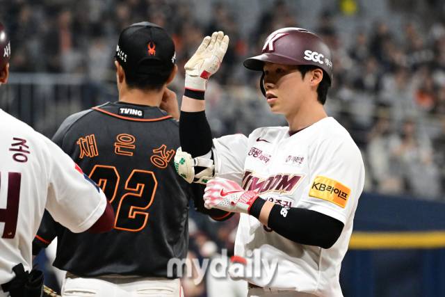 2024년 4월 6일 오후 서울 고척스카이돔에서 진행된 '2024 신한 SOL 뱅크 KBO 리그' KT-LG의 경기. 키움 김혜성이 1회초 1사 2루에서 안타를 때린 뒤 기뻐하고 있다./마이데일리