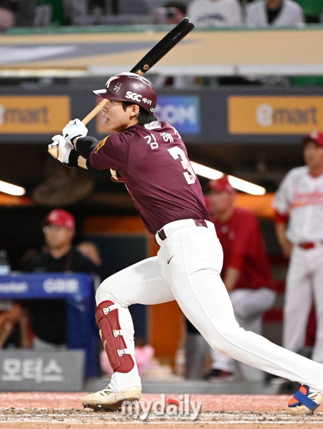 키움 김혜성이 30일 오후 인천광역시 문학동 SSG 랜더스필드에서 진행된 '2024 프로야구 KBO리그' SSG랜더스와 키움 히어로즈의 경기 9회초 무사 1루서 안타를 치고있다./마이데일리