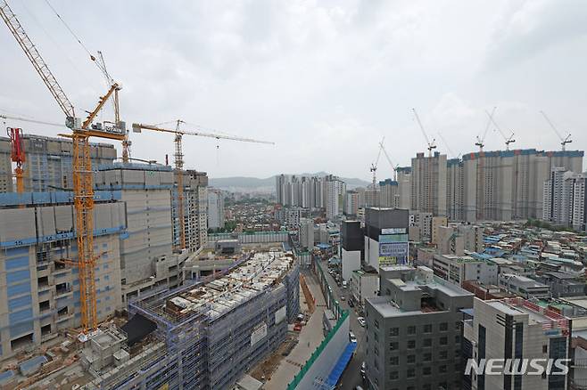 [서울=뉴시스] 지난 6월24일 서울 시내 한 아파트 공사 현장의 모습. 2024.12.26. (사진=뉴시스 DB) photo@newsis.com
