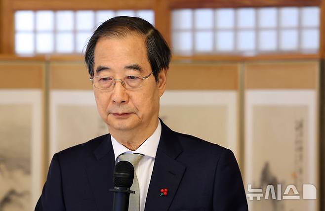 [서울=뉴시스] 최진석 기자 = 한덕수 대통령 권한대행 국무총리가 24일 서울 종로구 삼청동 총리공관에서 열린 서울재팬클럽(주한일본상공회의소) 오찬 간담회에 참석해 인사말 뒤 통역의 발언을 들으며 생각에 잠겨 있다. 2024.12.24. myjs@newsis.com