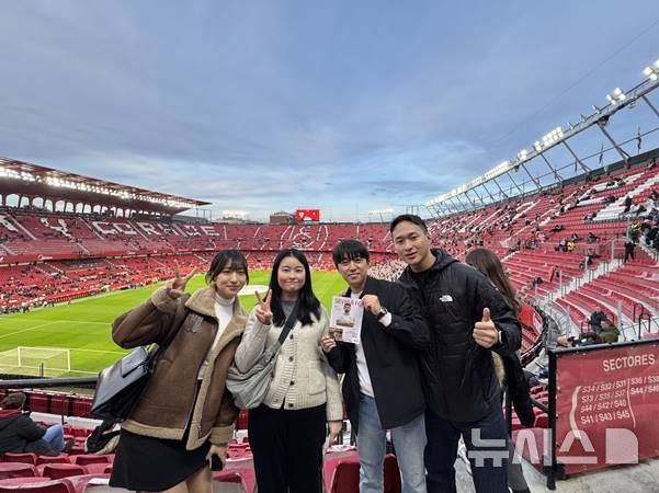 [서울=뉴시스]'K리그1 준우승' 강원, 스페인 프로축구 세비야 현지 연수. (사진=강원FC 제공)