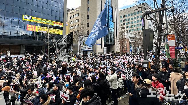 광주 140여 개 시민단체로 구성된 윤석열 정권 즉각 퇴진·사회대개혁 광주비상행동은 14일 오후 3시 30분 광주 동구 금남로 일대에서 광주시민 제6차 총궐기대회를 개최했다. 김한영 기자