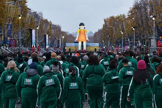 지난 1일 프랑스 파리 샹젤리제 거리에서 열린 넷플릭스 ‘오징어 게임 2’ 팬 체험행사 장면. 사진 넷플릭스