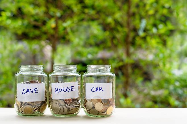 보험료는 월 납입금이 적지만 수십년간 내기 때문에 꼼꼼히 살펴야 한다.[사진&nbsp; | 게티이미지뱅크]