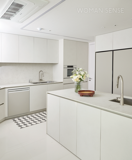 주방은 군더더기 없이 깨끗하게 완성했다. 좁고 긴 형태의 매트는 브리타스웨덴 오션 매트로 접착제를 사용하지 않고, 바느질로 마감 처리했다. 에잇컬러스에서 구입 가능.